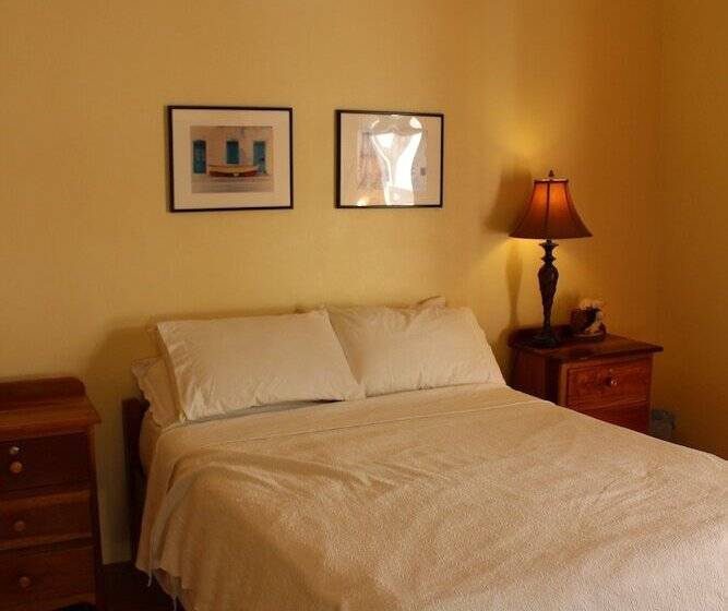 تختخواب و صبحانه The Crimson Orchid Inn At Orchid Bay