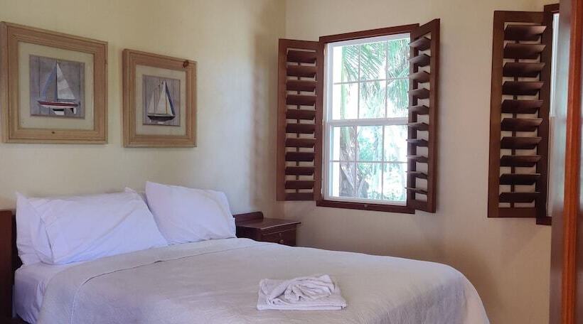 تختخواب و صبحانه The Crimson Orchid Inn At Orchid Bay