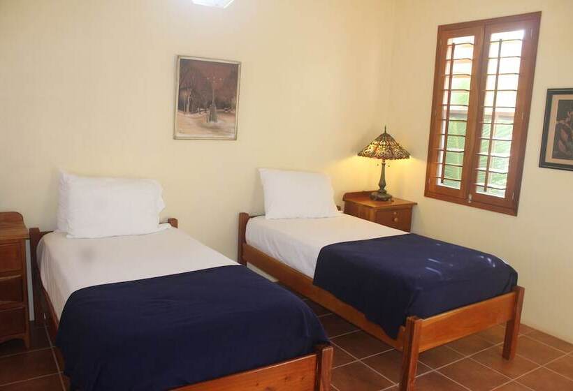 تختخواب و صبحانه The Crimson Orchid Inn At Orchid Bay