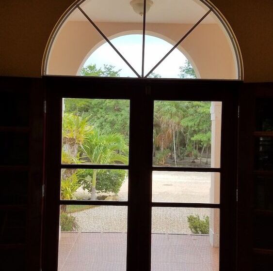 تختخواب و صبحانه The Crimson Orchid Inn At Orchid Bay