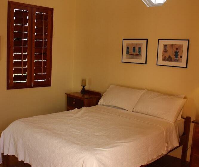 تختخواب و صبحانه The Crimson Orchid Inn At Orchid Bay