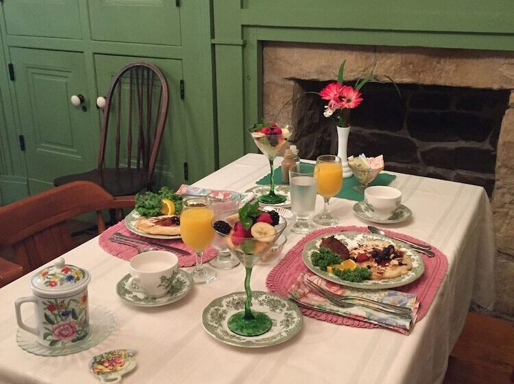 住宿加早餐  The Noon Collins Inn