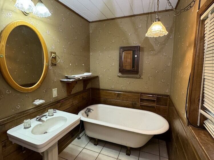 Crest Lodge Historic Mountain Inn