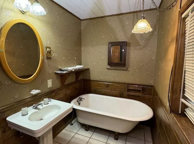 Crest Lodge Historic Mountain Inn