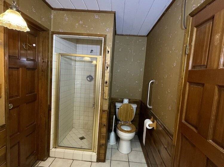 Crest Lodge Historic Mountain Inn