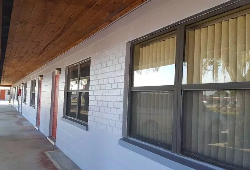 Motelli Oak Tree Inn