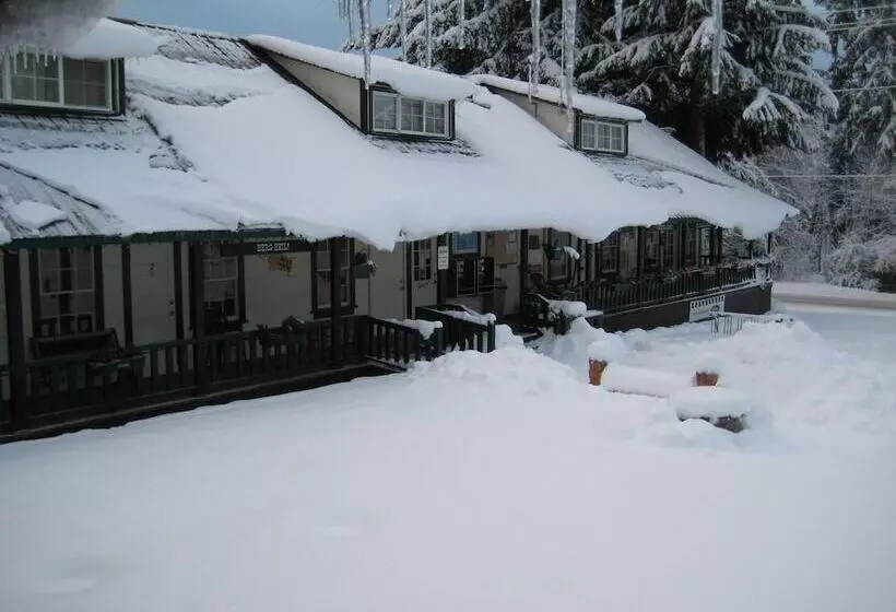 Whittaker S Motel & Historic Bunkhouse