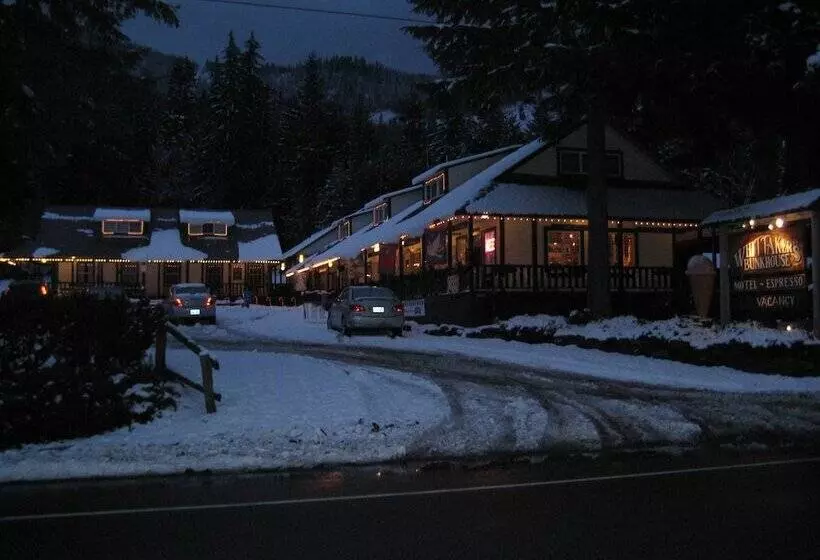 Whittaker S Motel & Historic Bunkhouse