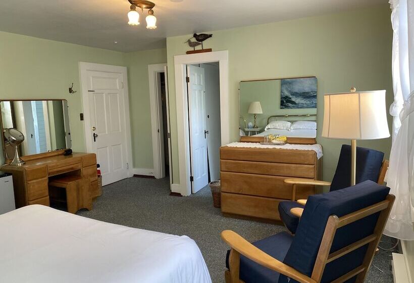 تختخواب و صبحانه The Barnacle Inn