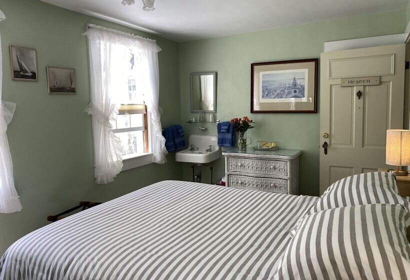 تختخواب و صبحانه The Barnacle Inn