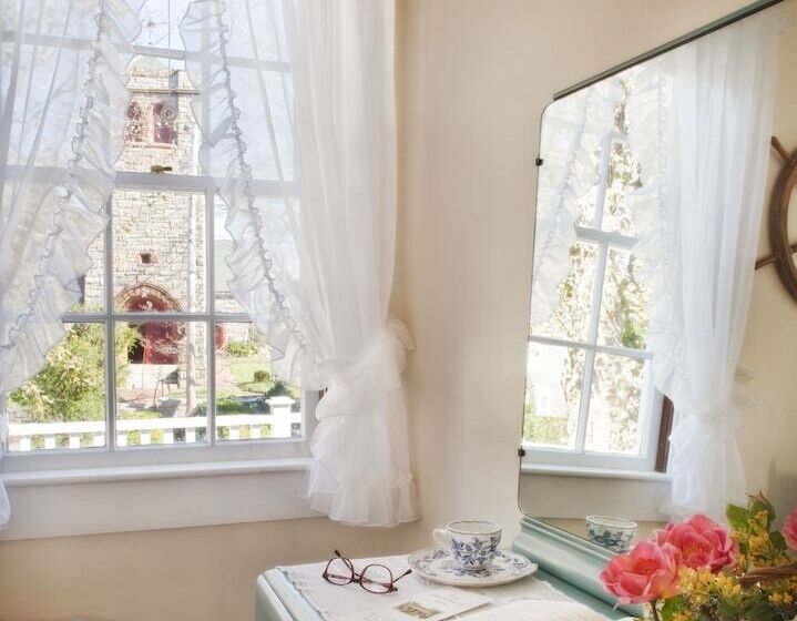 تختخواب و صبحانه The Barnacle Inn