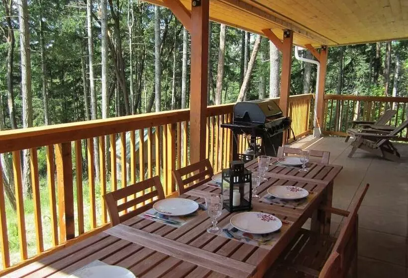 Cosy Woodpecker Cottage