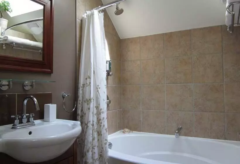 Cosy Woodpecker Cottage