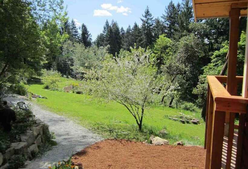 Cosy Woodpecker Cottage