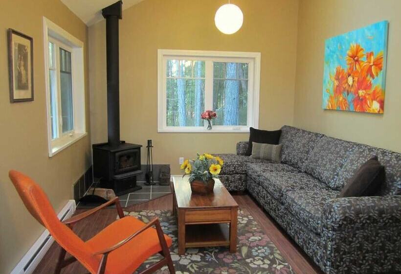 Cosy Woodpecker Cottage