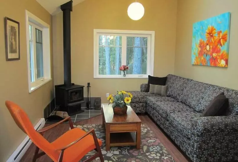 Cosy Woodpecker Cottage