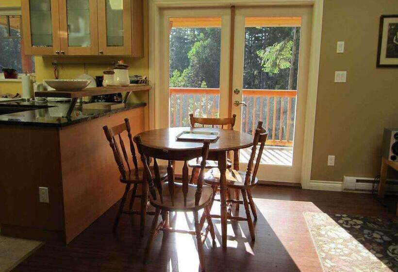 Cosy Woodpecker Cottage