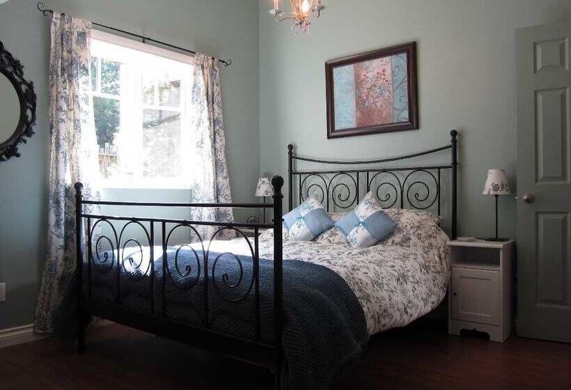 Cosy Woodpecker Cottage