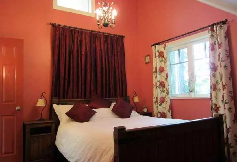 Cosy Woodpecker Cottage