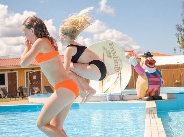 ホテル Björkbackens Stugby Campground