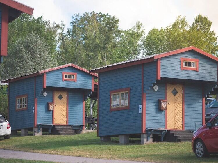 ホテル Björkbackens Stugby Campground
