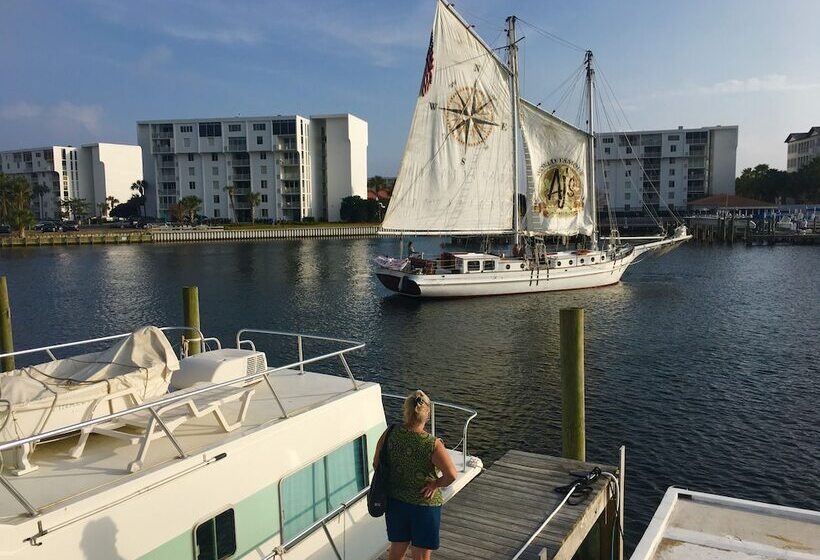 فندق Emerald Coast Houseboat