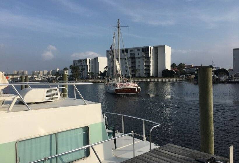فندق Emerald Coast Houseboat