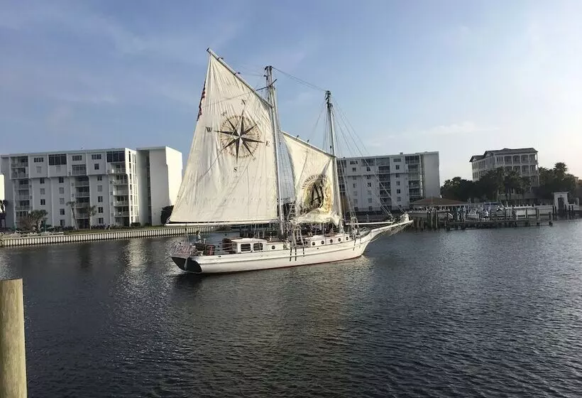 Hotelli Emerald Coast Houseboat