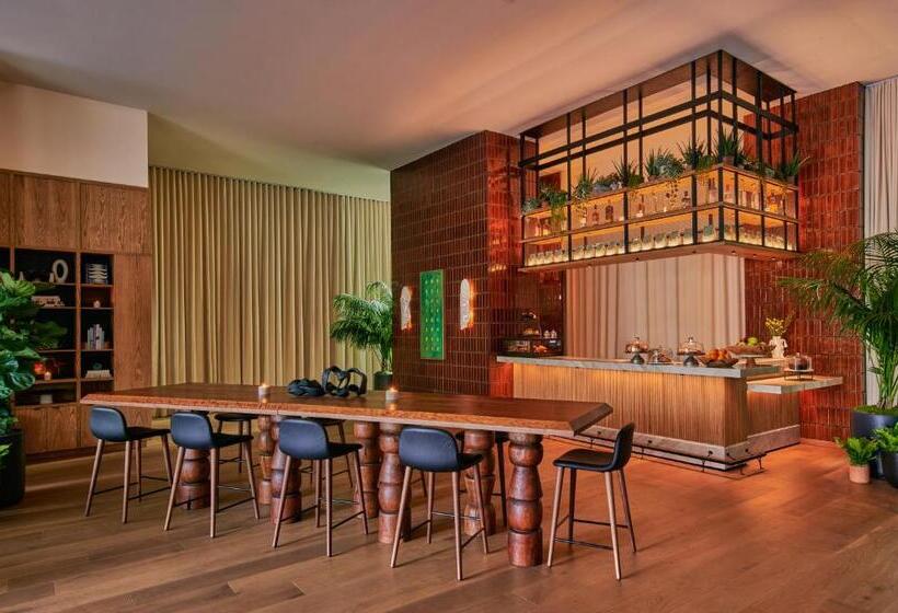 Отель Hollywood Volume, A Tribute Portfolio