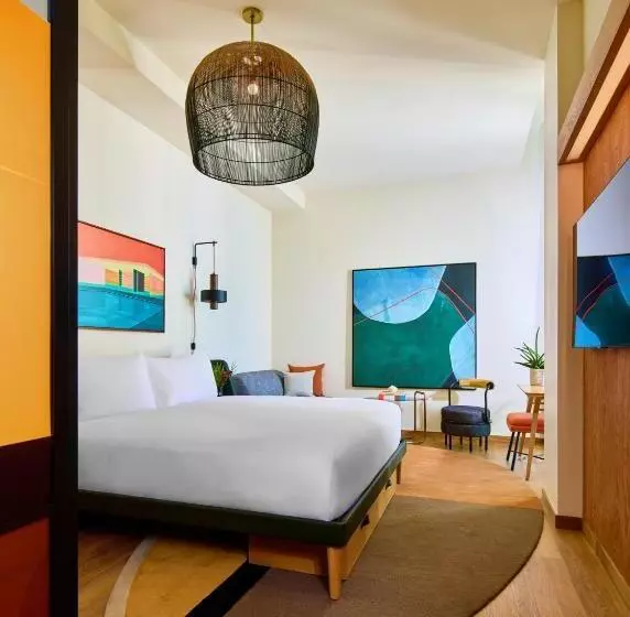 Hotelli Hollywood Volume, A Tribute Portfolio