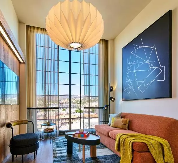 Hotelli Hollywood Volume, A Tribute Portfolio