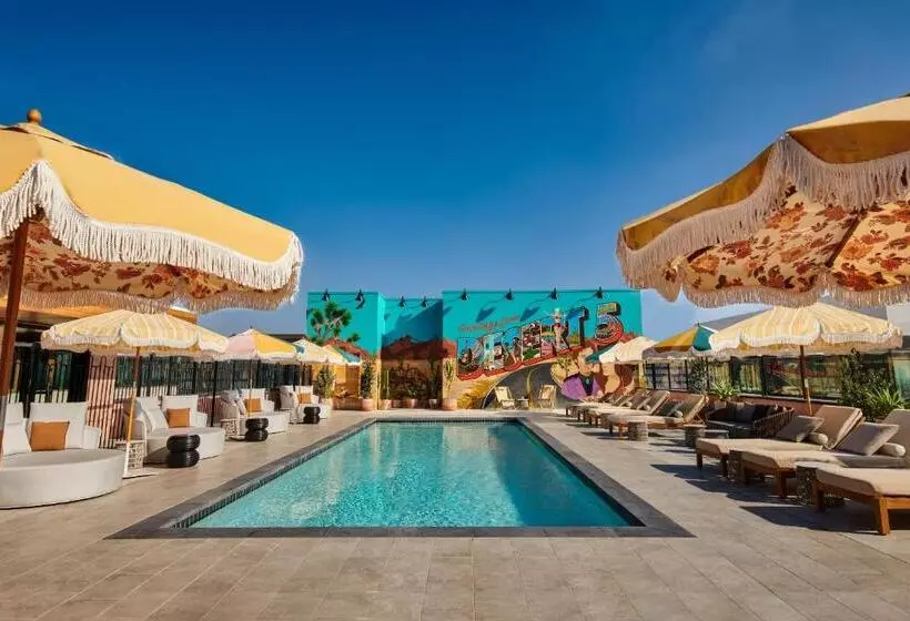 Hotelli Hollywood Volume, A Tribute Portfolio