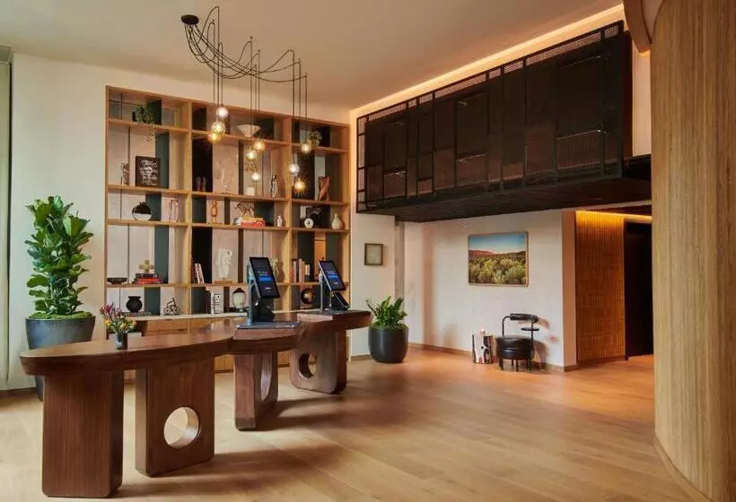 Hotelli Hollywood Volume, A Tribute Portfolio