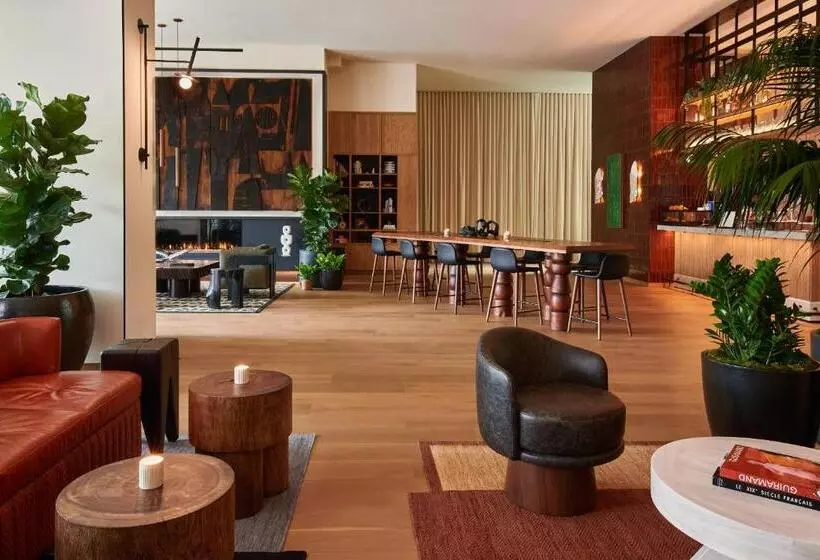 Hotelli Hollywood Volume, A Tribute Portfolio