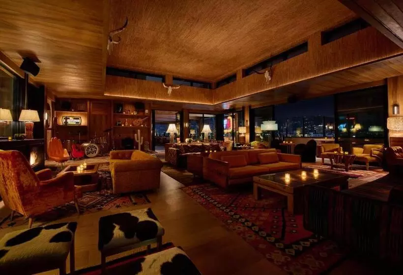 Hotelli Hollywood Volume, A Tribute Portfolio