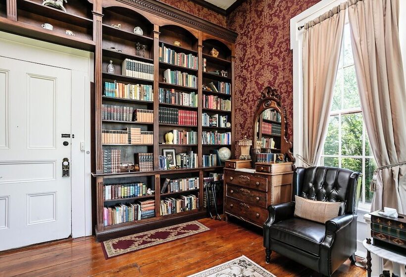 Maple Hill Manor Bed & Breakfast