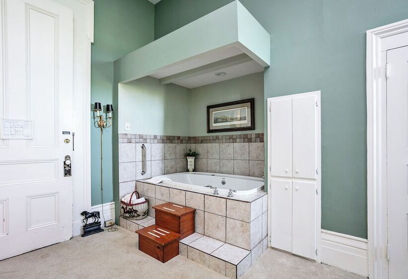 Maple Hill Manor Bed & Breakfast