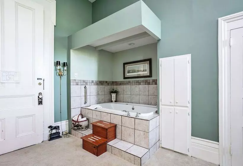 Maple Hill Manor Bed & Breakfast