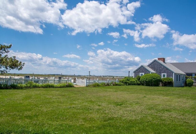East Harbour Motel And Cottages