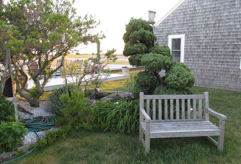 East Harbour Motel And Cottages