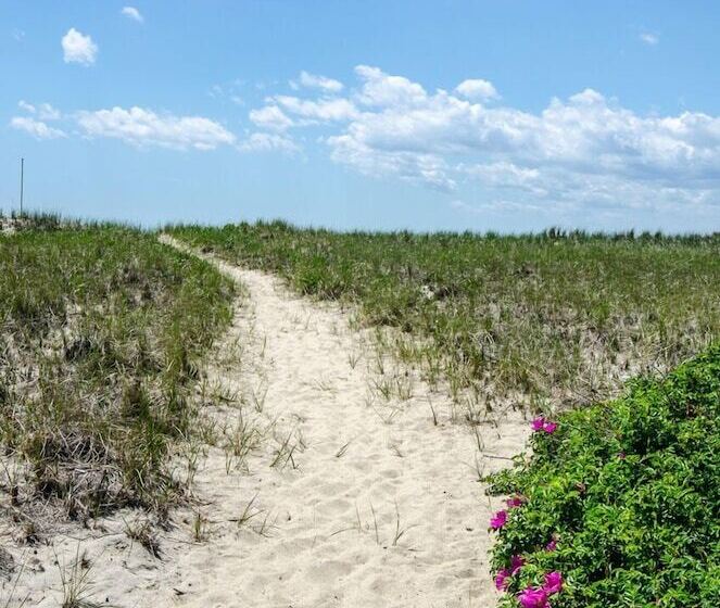 East Harbour Motel And Cottages