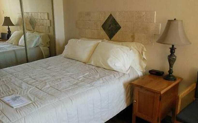 فندق 1026 Oasis Inn