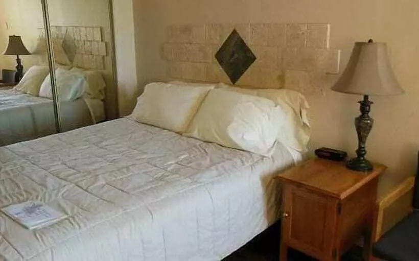 Hotelli 1026 Oasis Inn