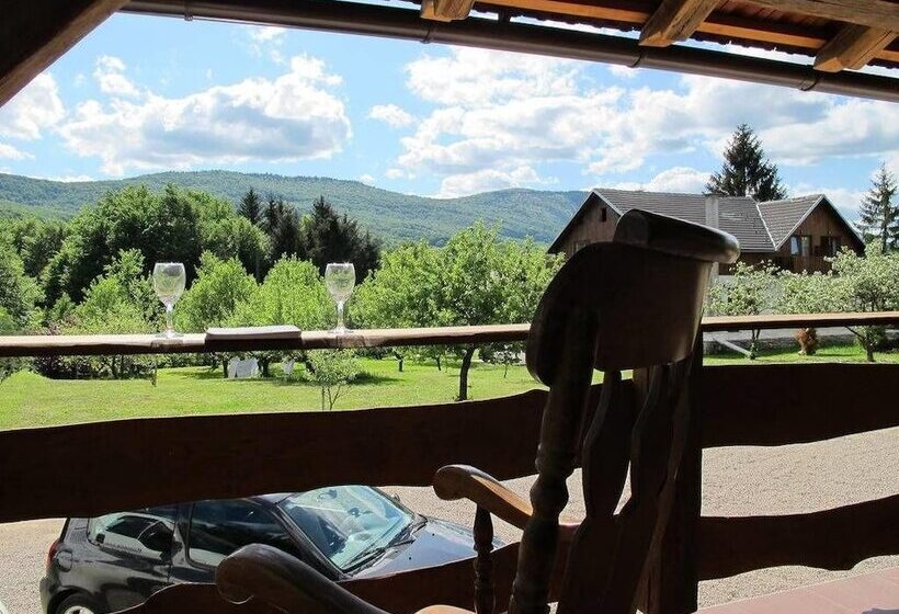 בית מלון כפרי Plitvica Lodge