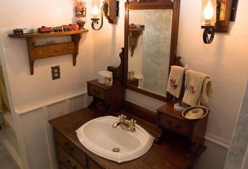 Joe Lin Station Bed & Breakfast