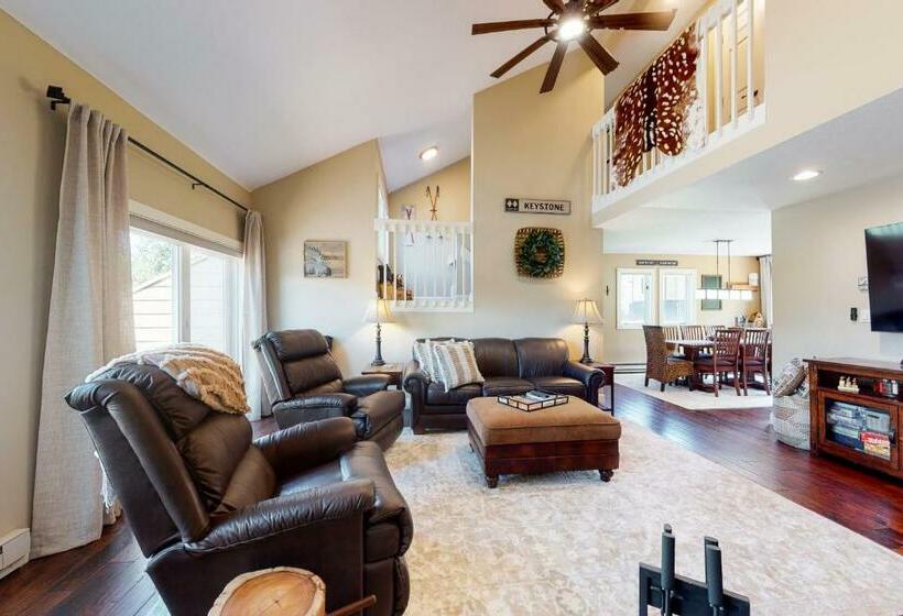 Corinthian Circle Outpost