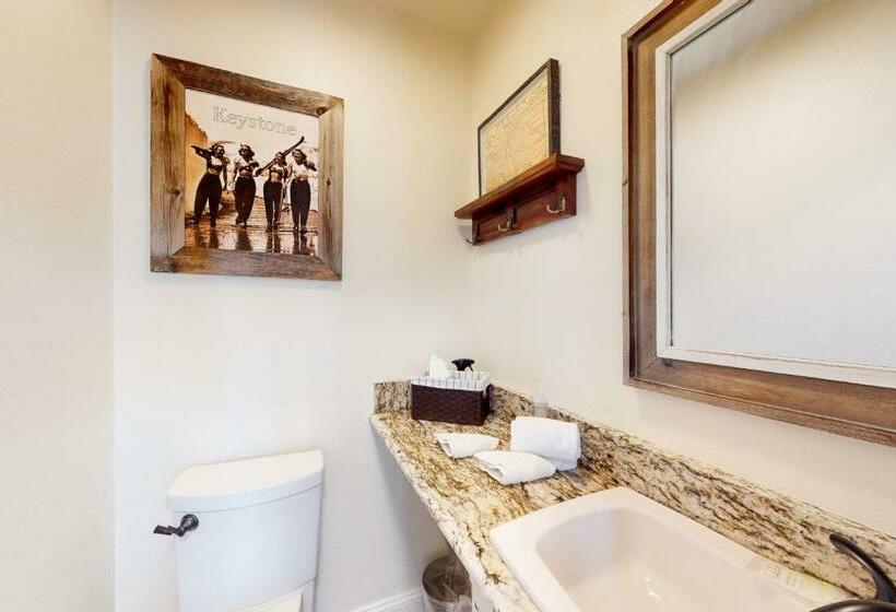 Corinthian Circle Outpost