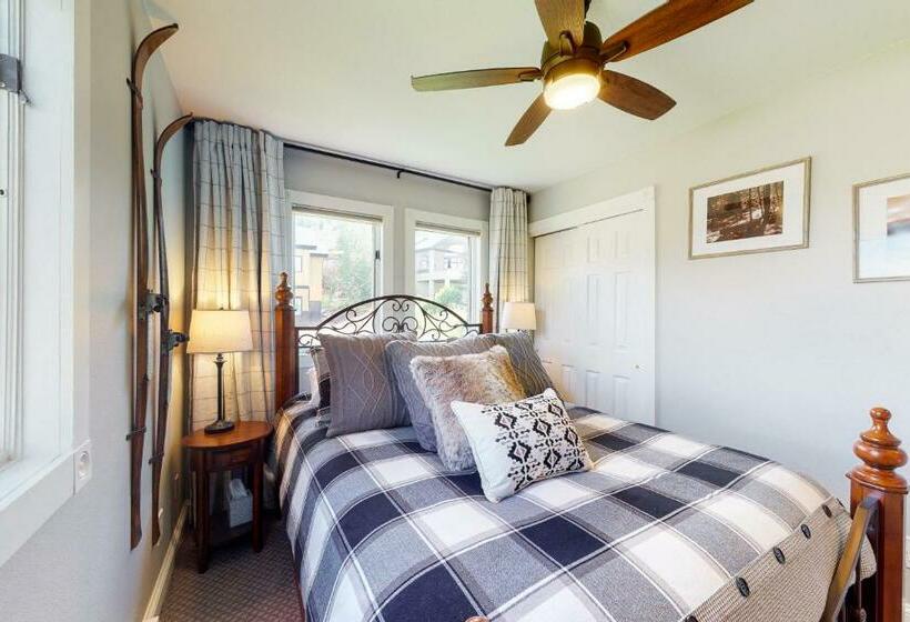 Corinthian Circle Outpost