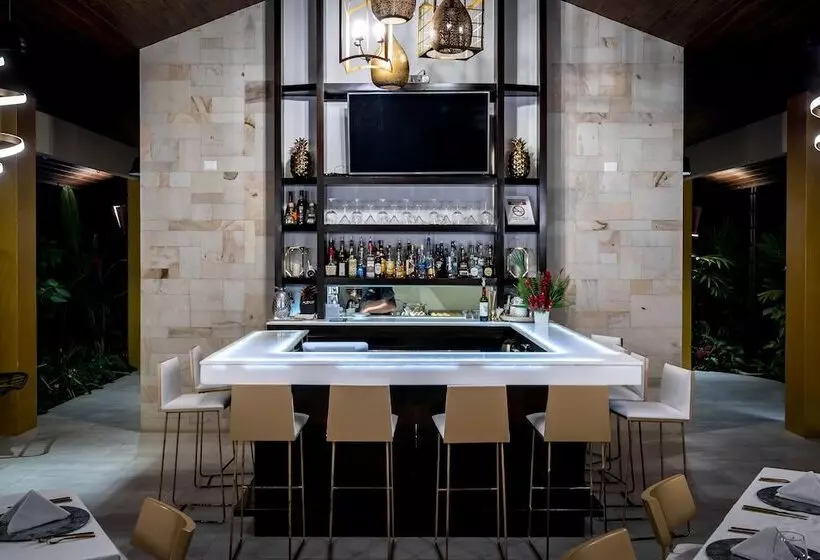 Hotelli Golden Pineapple Villas