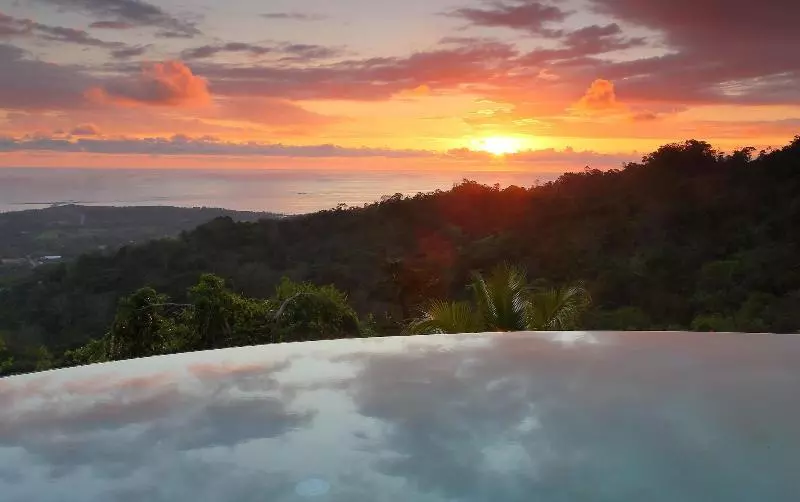 Hotelli Golden Pineapple Villas